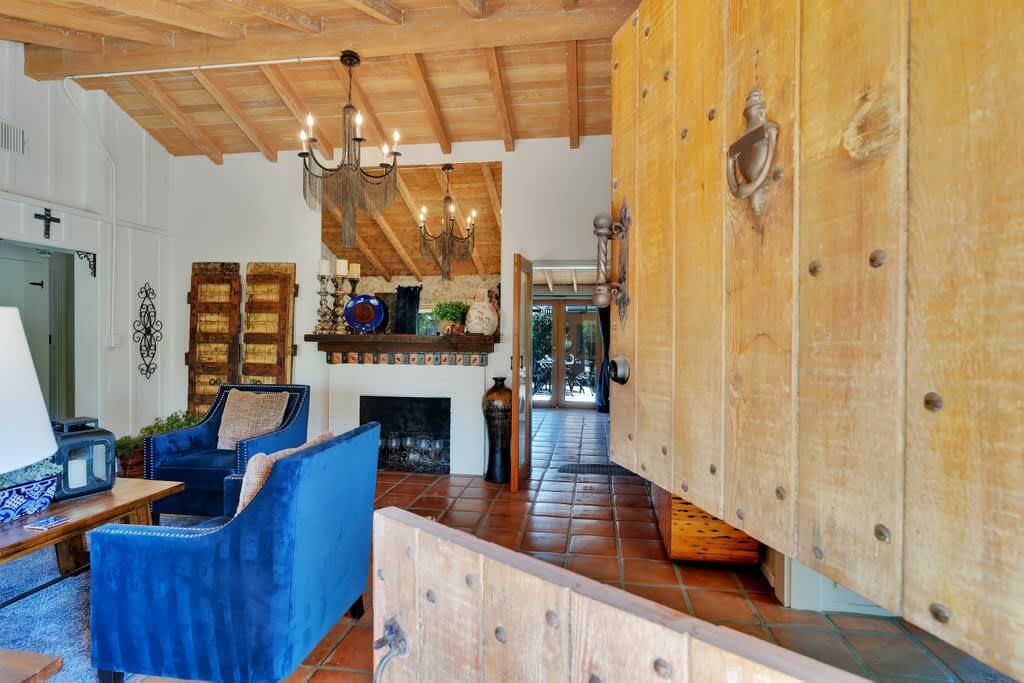 Spanish Home in Desirable Movie Colony East! - Photo 4