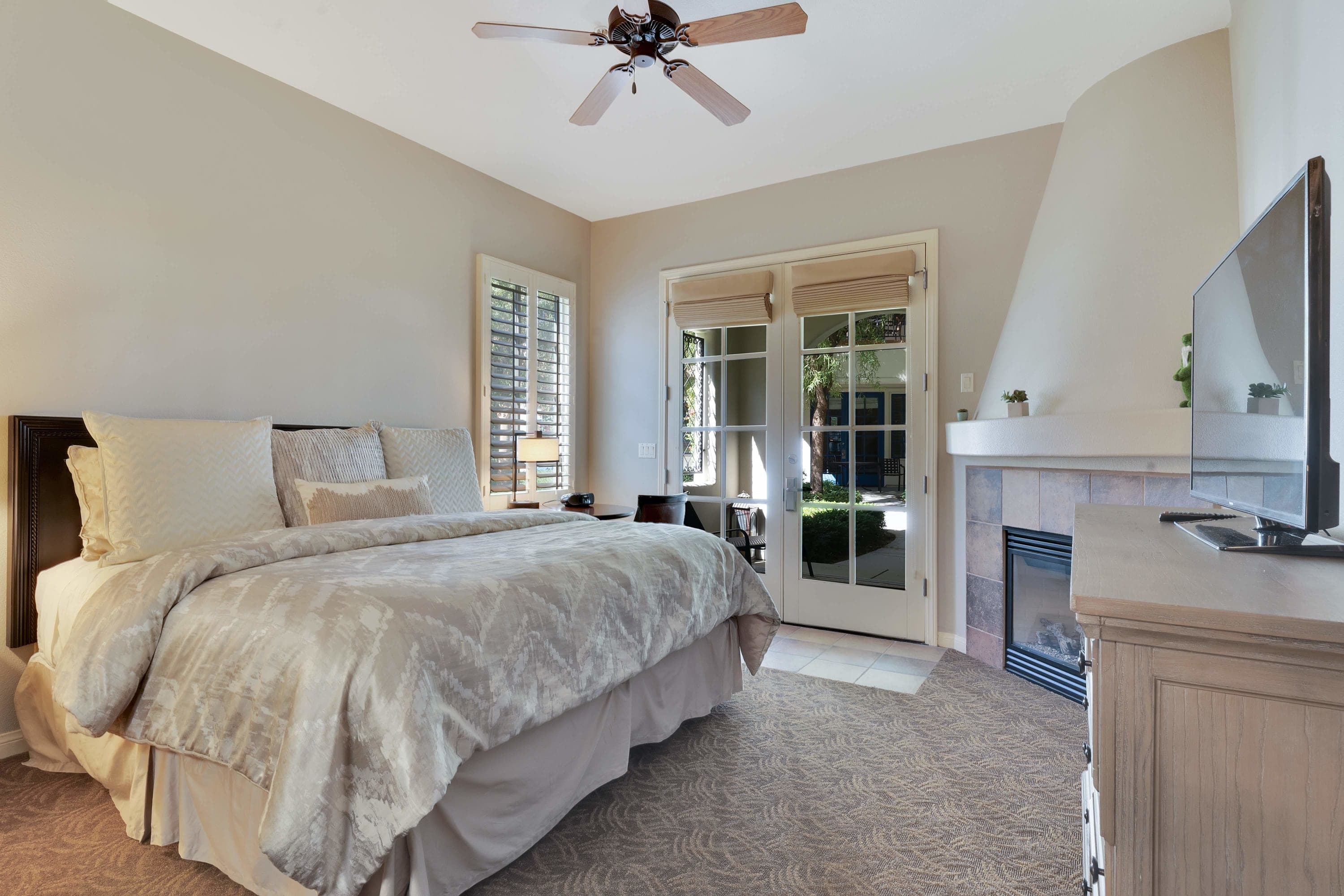 Stunning Ground Floor Studio #B, Steps to Pool!